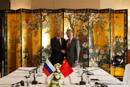 俄罗斯联邦安全会议秘书会见中国外长：反对日本“再军事化”图谋