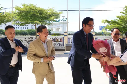 柬埔寨教育部国务秘书Sann Vathana博士阁下莅临华清考察，出席“华清社会课堂”第三期讲坛