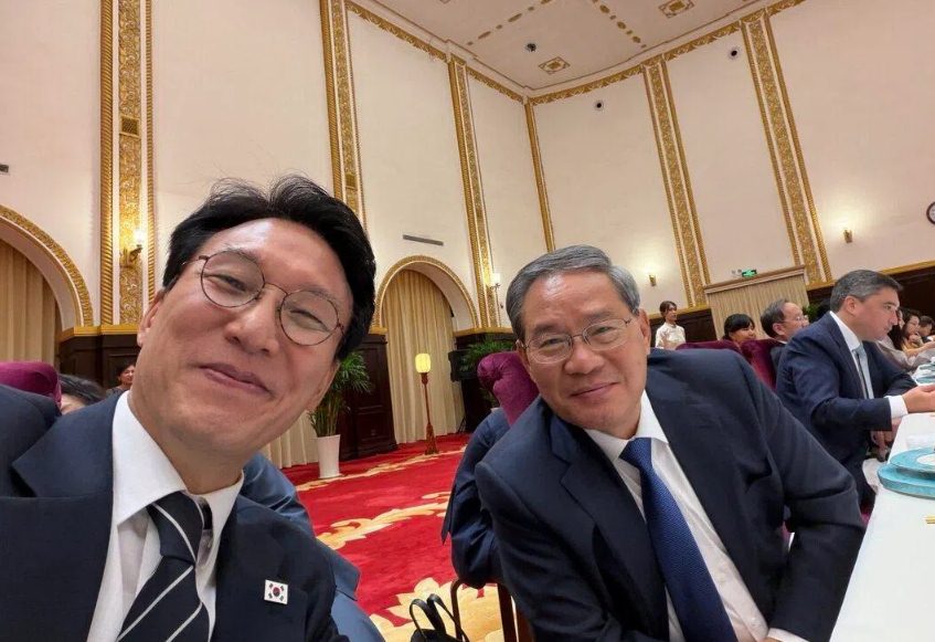 韩国总理金民锡与中国总理李强面带笑容自拍 此前两国元首曾自拍