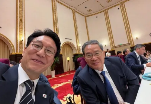 韩国总理金民锡与中国总理李强面带笑容自拍 此前两国元首曾自拍