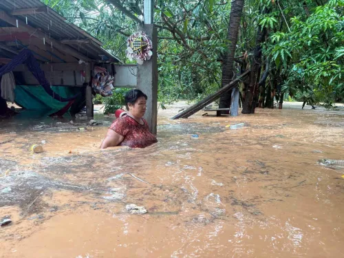 柬埔寨西哈努克省遭强降雨侵袭 部分地区积水至成人胸口