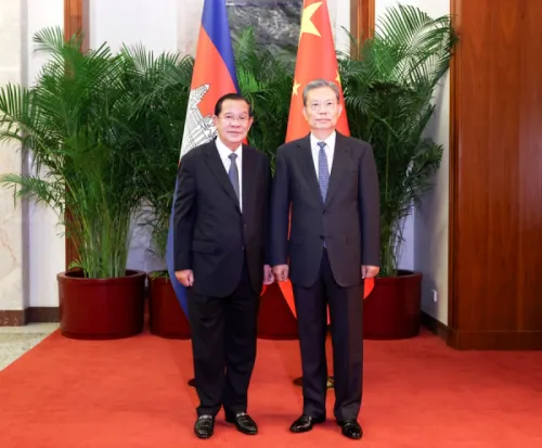 中国全国人大常委会委员长赵乐际会见柬埔寨人民党主席、参议院主席洪森