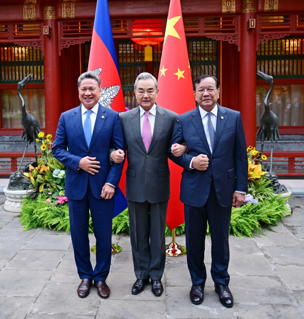 中国外长会见柬埔寨两位副首相：中国是柬埔寨战略依托、合作伙伴和铁杆朋友