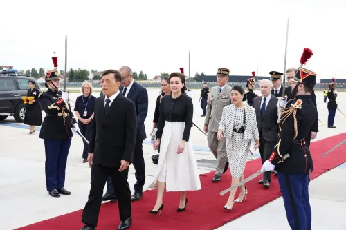 泰国国王与王后抵达法国开启正式访问 