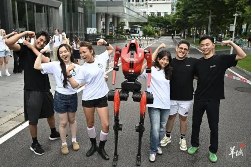 机器人半马冠军“闪电”与10国20名学子同台竞速
