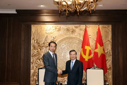 中国驻越南大使何炜会见越共中央政治局委员、中央内政部部长黎明智