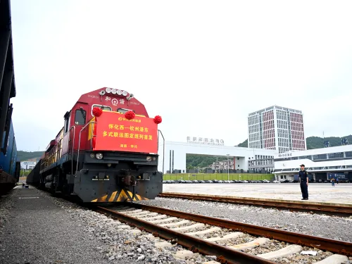 湖南怀化至钦州港图定班列首发 面向东盟再“提速”