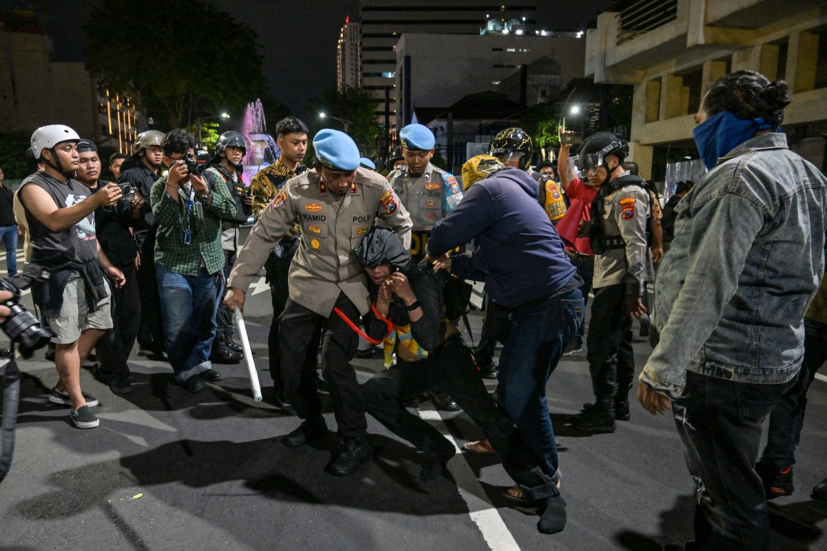 印尼泗水抗议者涉袭警及吸毒 10人被拘留