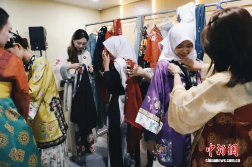 一袭华服何以“圈粉”千岛之国
