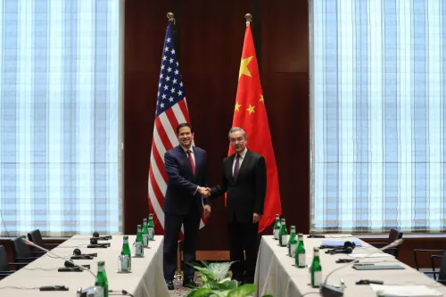 中国外长同美国国务卿鲁电话：台湾问题牵一发动全身，美方务必慎之又慎 