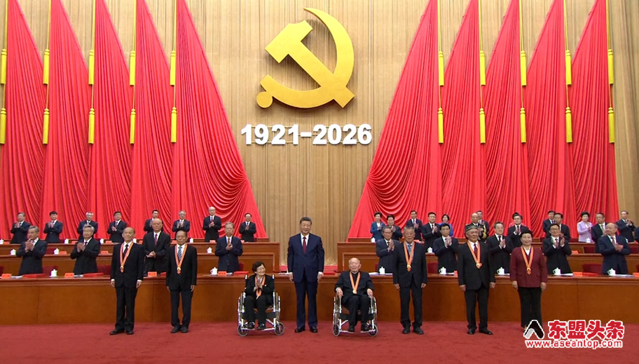 【视频】习近平为“七一勋章”获得者颁授勋章
