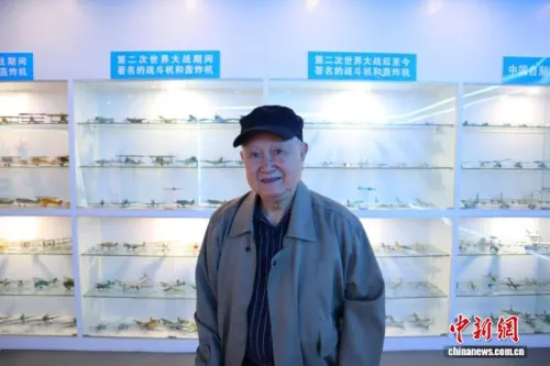 广西九旬印尼归侨圆入党梦 用废品造上百架飞机模型
