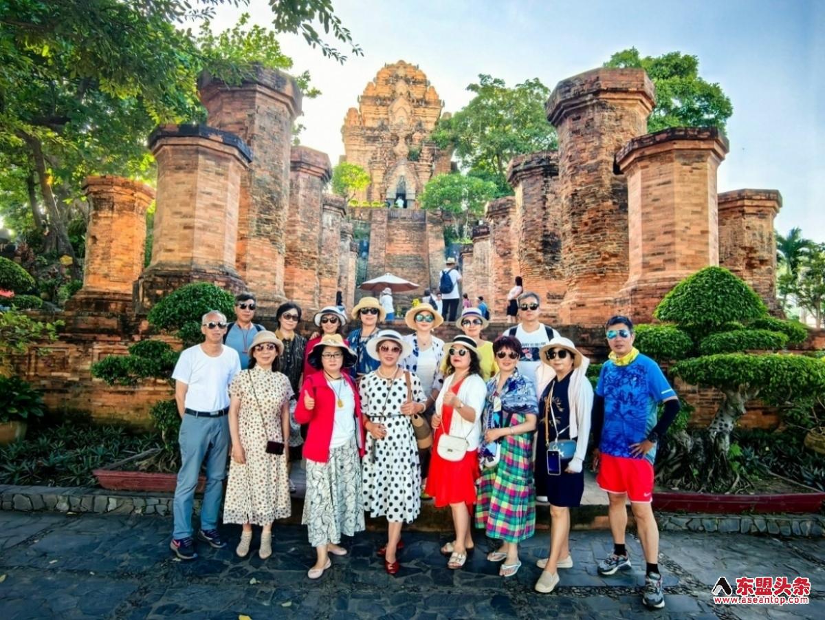 中国游客参观庆和省一处景点。