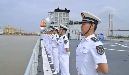 中国海军83舰编队抵达越南胡志明市，开始为期4天的友好访问