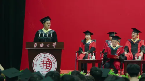 “边敲代码边划龙舟”：马来西亚留学生毕业双丰收
