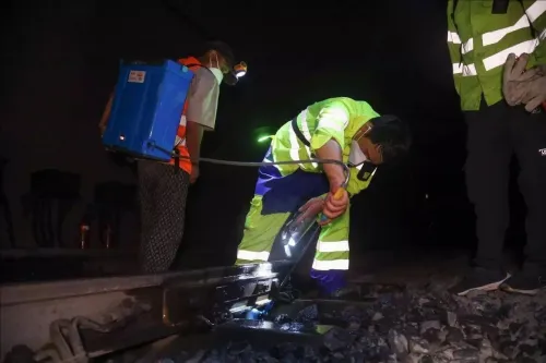 中老铁路老挝段第一阶段大机钢轨打磨施工顺利结束