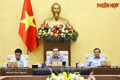 越南国会拟出台特殊机制保护创新敢为干部，并审议《油气法（修正案）》