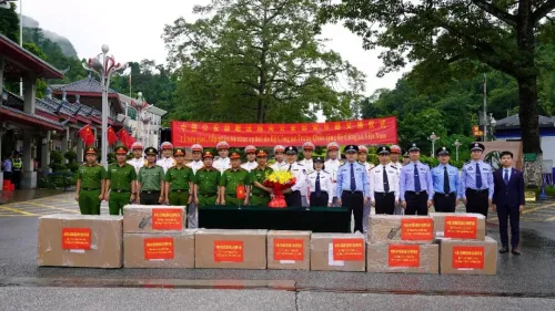中国公安部向越南公安部赠送管乐器