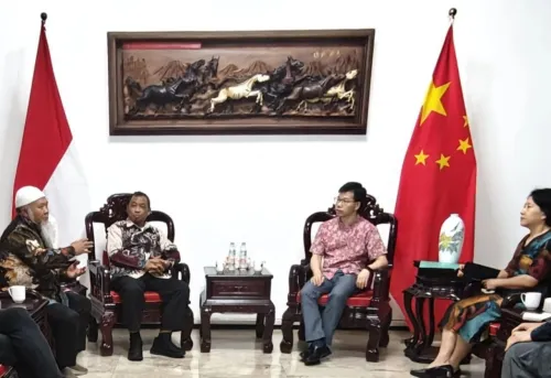 中国驻泗水总领事叶素会见印尼穆罕默迪亚东爪哇分会副主席塔姆希