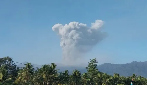 印尼杜科诺火山喷发 火山灰柱高达2300米