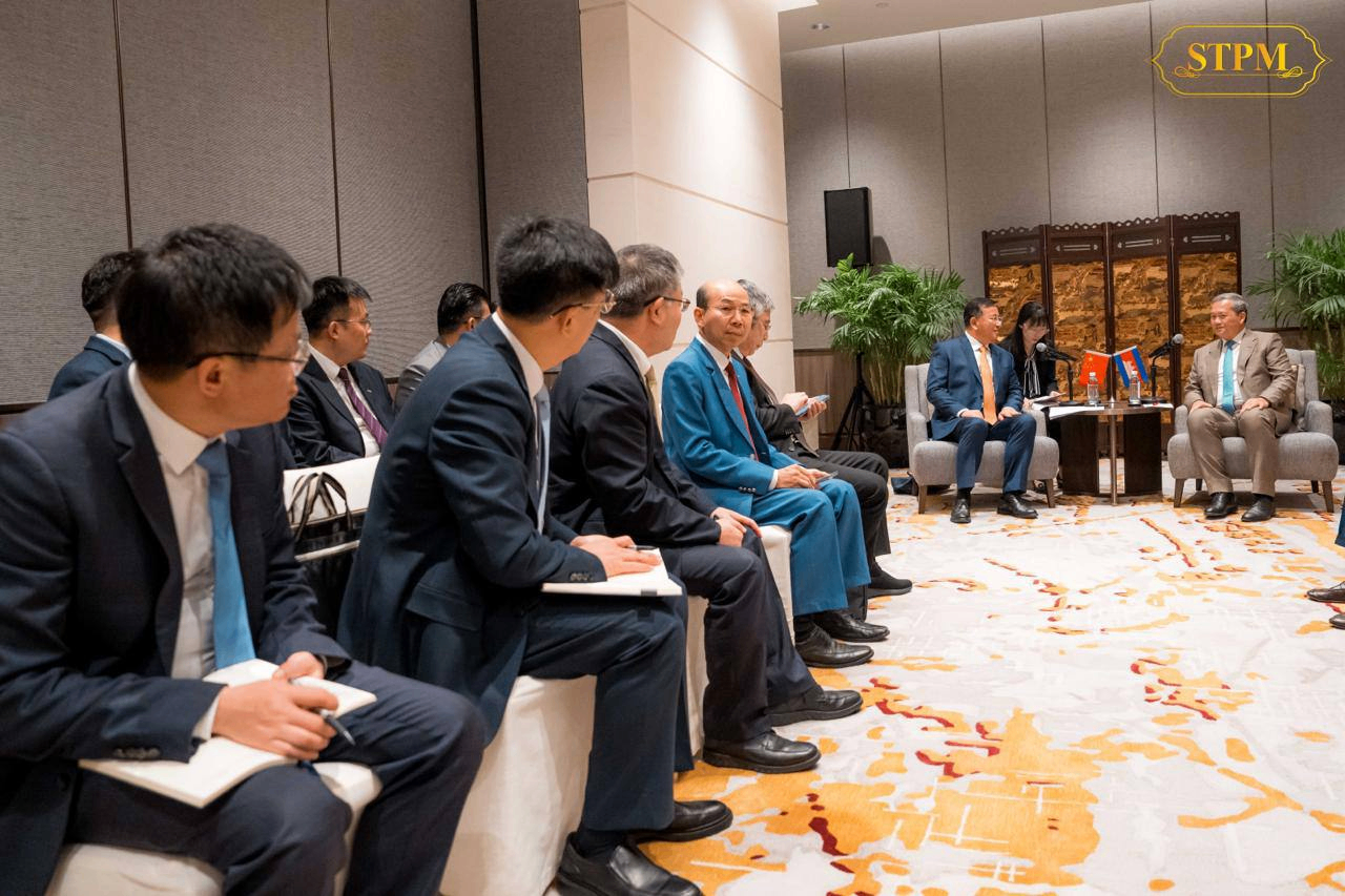 柬埔寨首相洪玛奈与中国铁建会谈 柬埔寨工商联合总会主席李坤泰陪同 让更多项目地