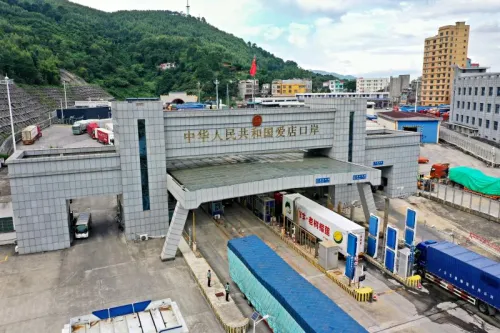 通关提速安全护航 广西爱店口岸上半年货值同比大增64.2%
