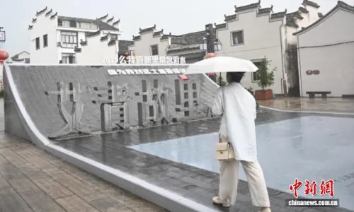 海外华文媒体代表走进艾青故居 寻访“爱得深沉”