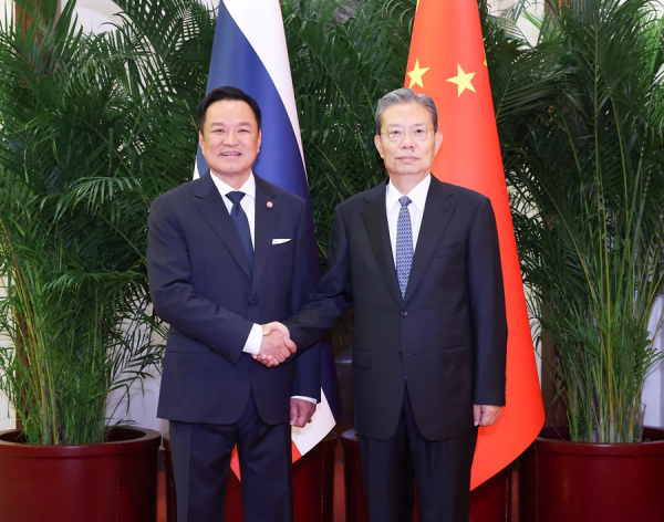 中国全国人大常委会委员长赵乐际会见泰国总理阿努廷