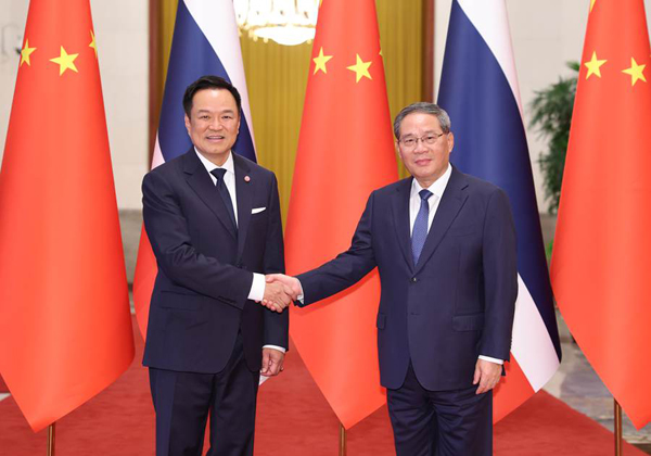 中国总理李强同泰国总理阿努廷会谈