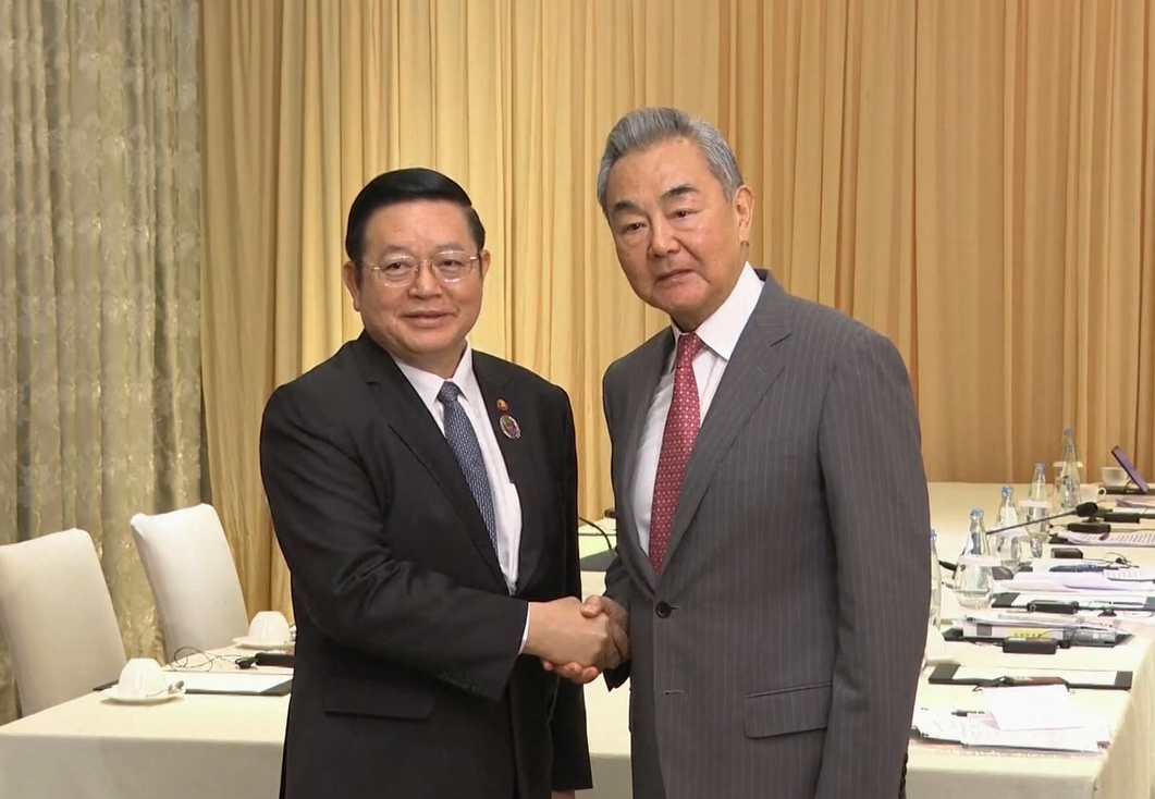 【视频】中共中央政治局委员、外交部长王毅在马尼拉会见东盟秘书长高金洪。