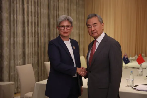 中国外长王毅在马尼拉会见澳大利亚外长黄英贤