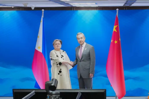 中国外长会见菲律宾外长：中菲关系站在十字路口，何去何从需菲方作出正确理智选择