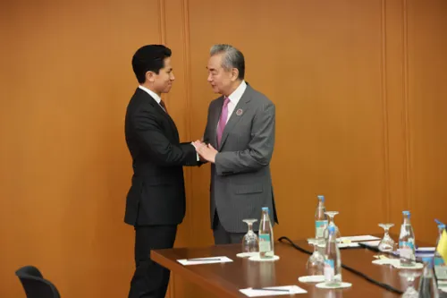 文莱新任外长马丁与中国外长会见：中国是文方最可信赖的朋友，也是文方最大贸易和投资伙伴
