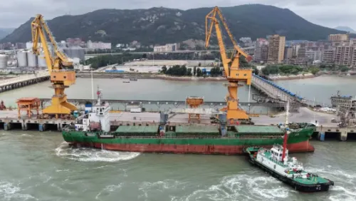 福建福州港元洪作业区首次出口钢板 打通东南亚新通道