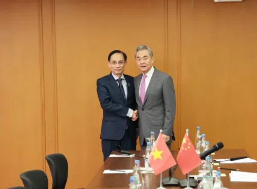 中国外交部长王毅会见越南外长黎怀忠