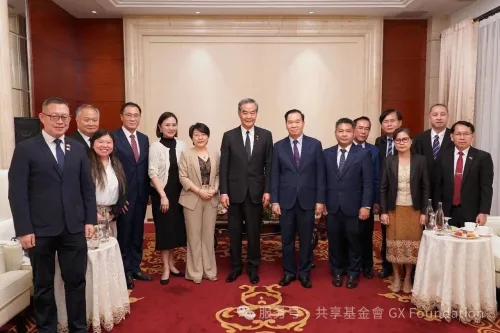 梁振英晤老挝副总理及卫生部长  老中铁路总部举办登革热防控专题讲座