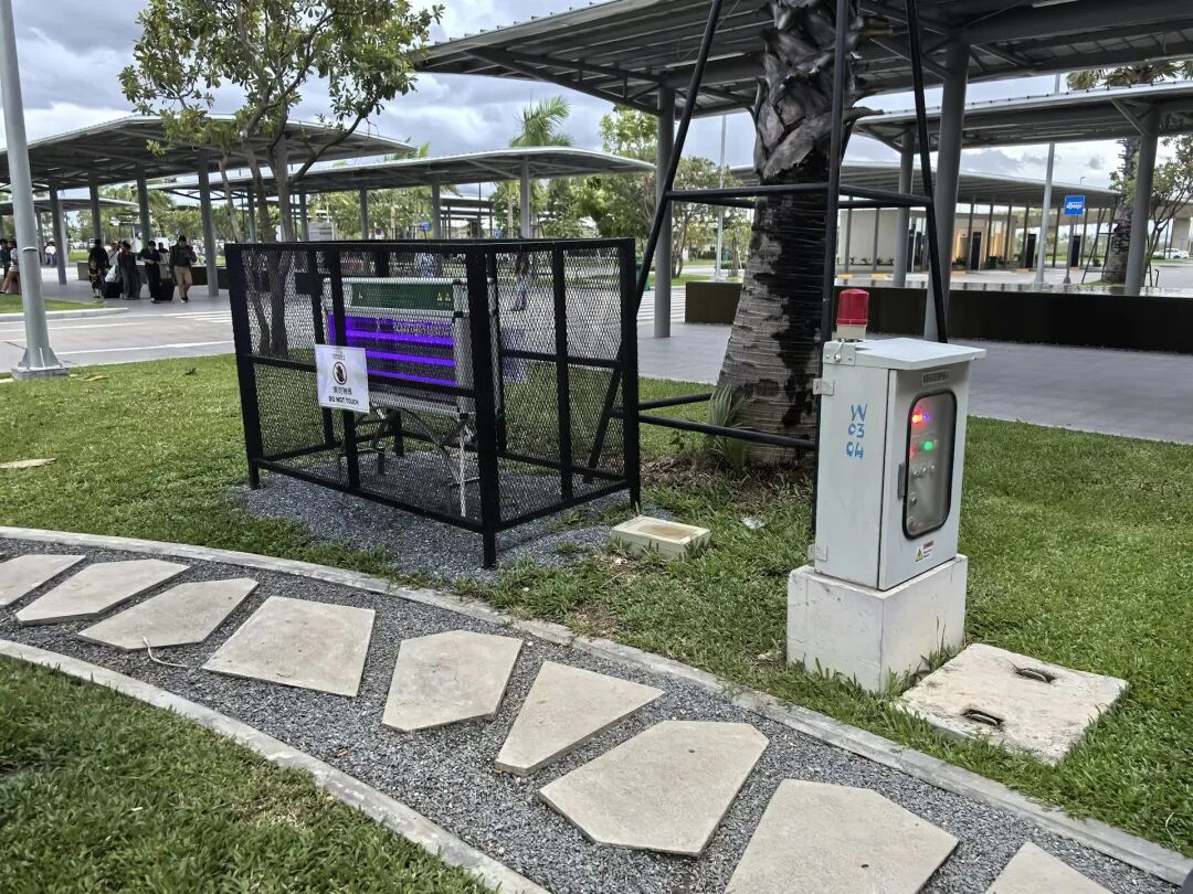 共享基金會在柬埔寨德崇國際機場停車場附近安裝的大型滅蚊燈。（共享基金會提供）