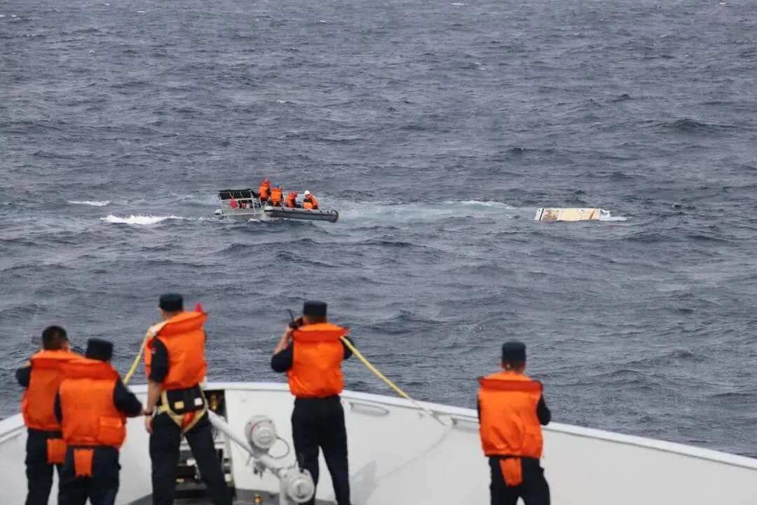 越南载62人船舶南海遇险沉没 中国出动搜救船、军舰、海警船搜救 已救出47人