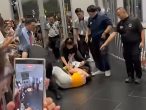中国女子泰国追星被工作人员锁喉摔倒 中国驻泰使馆促妥善处理此事