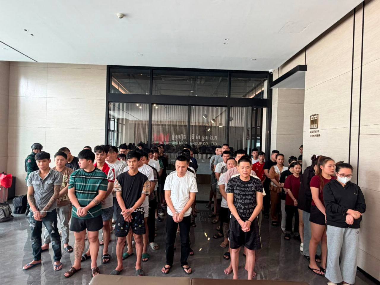 柬埔寨首都金边持续打击电诈：警方突击搜查一栋大楼 查获54名涉“恋爱诈骗”外籍人员