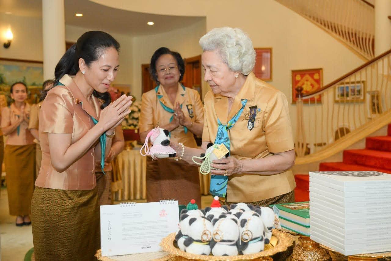 柬埔寨首相夫人碧占莫妮向柬埔寨太后呈献世界女童军“卓越领袖奖”