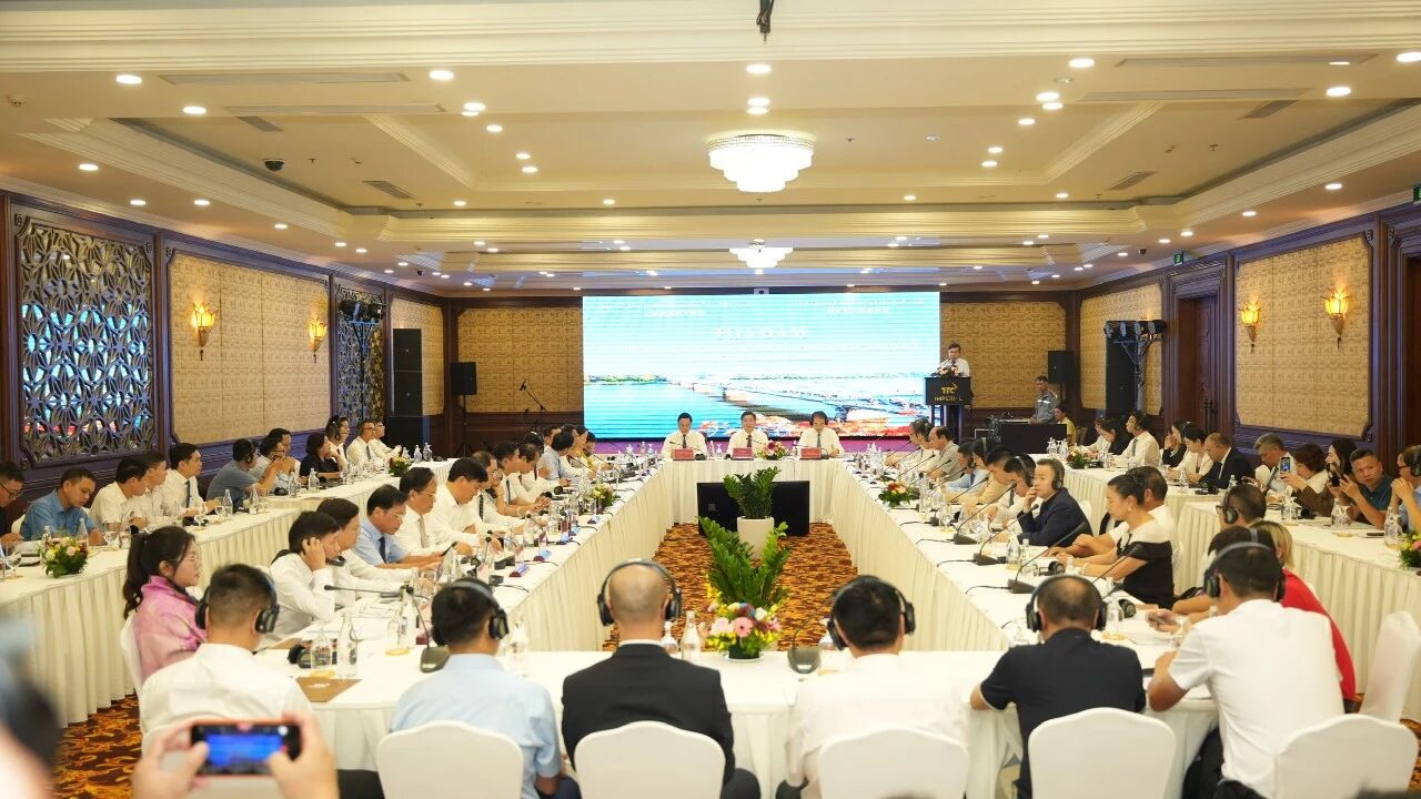 中国越南大使何炜率中资企业代表团赴顺化市考察