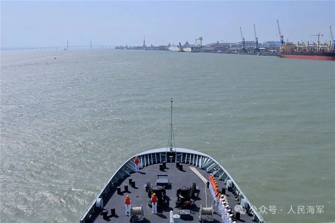 中国海军83舰编队抵达印度尼西亚进行友好访问