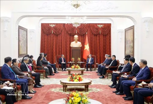 越共中央总书记、越南国家主席苏林在河内会见东盟各国驻越南大使及临时代办
