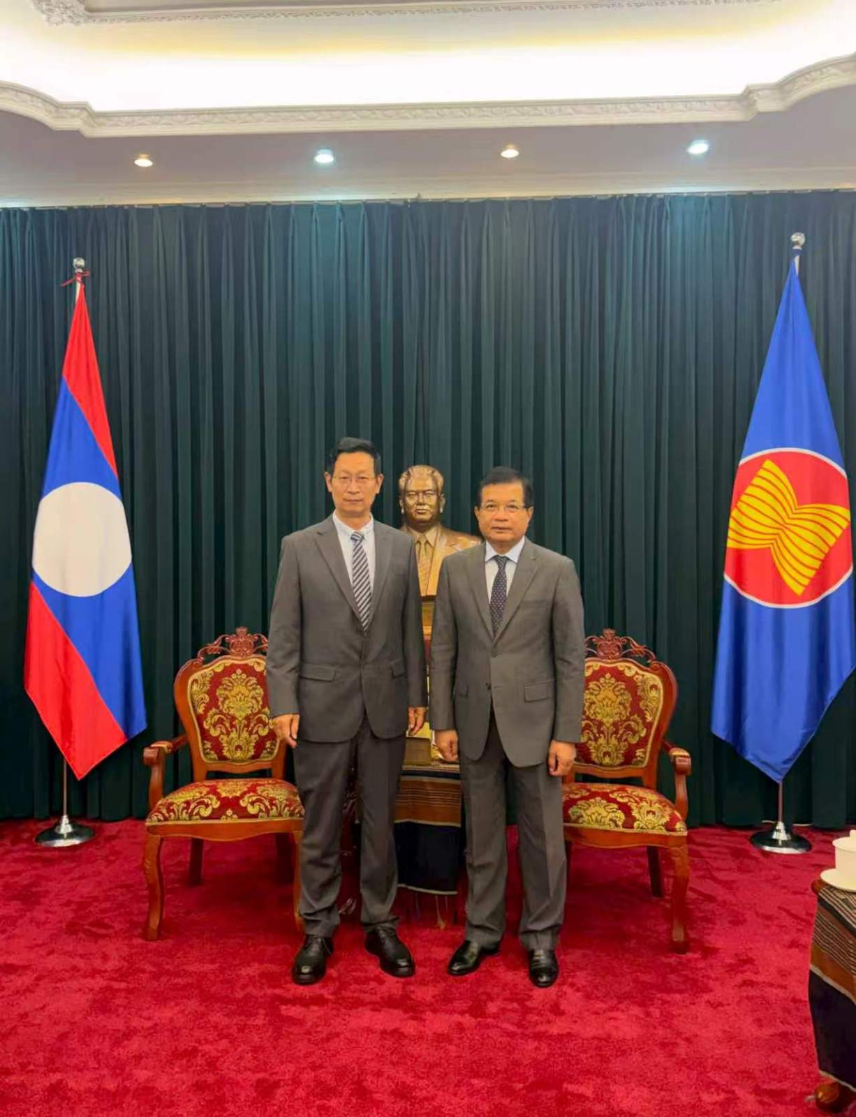 Secretary General of the ASEAN-China Centre Calls on Ambassador of Laos to China