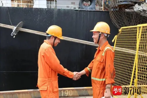 来自越南的亲兄弟乘两艘不同国籍、不同航线外轮，在扬州奇迹般“偶遇”