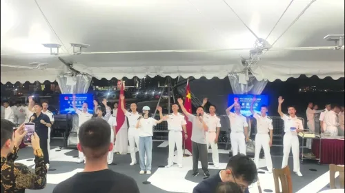 正在印尼访问的中国人民解放军海军83舰编队举行甲板招待会