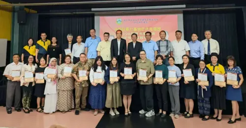 中国驻哥打基纳巴卢总领馆2026年总领事助学金暨华校优秀教师奖颁奖礼举行