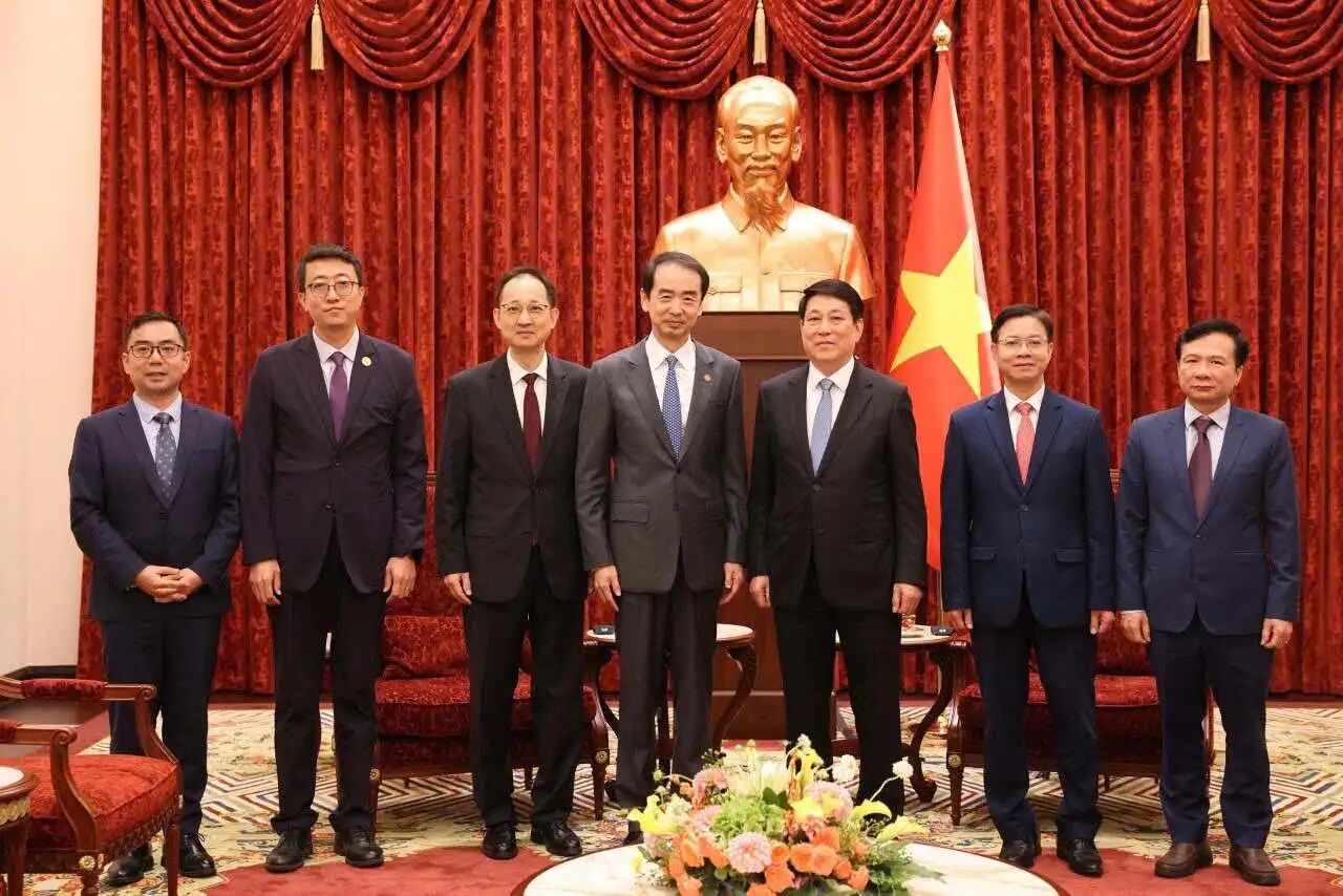 中国驻越南大使何炜分别看望前越南国家主席梁强、前越南政府总理范明政