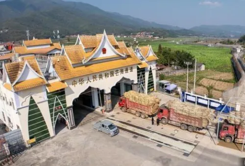 中缅边境芒海通道今年出入境旅客已突破50万人次